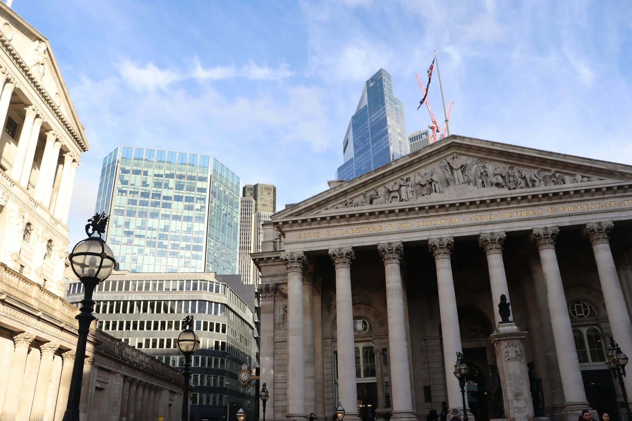 A picture of the bank of England.
